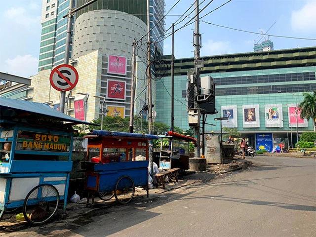 大きなショッピングセンターとローカルワルンが共存している