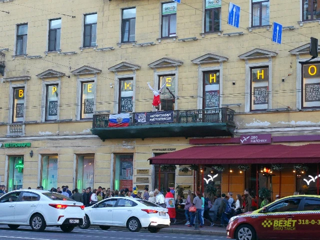 ネフスキー大通りの逆立ちパフォーマー