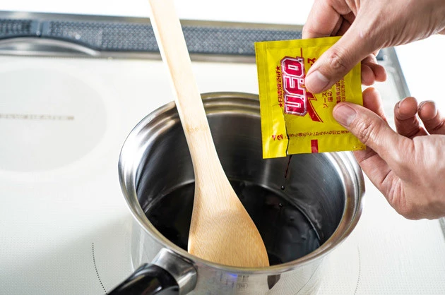 (1)煮詰める! U.F.O.3個分のソースを鍋に移し、焦げつかないように気をつけながら沸騰させて煮詰めていく。この時点でソースのおいしそうな香りが周囲に充満。食欲がそそられる!