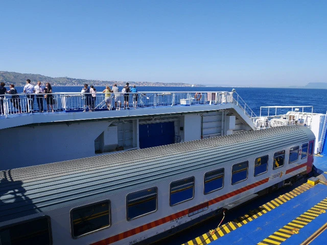 ミラノから列車ごと船で運ばれ海を渡る