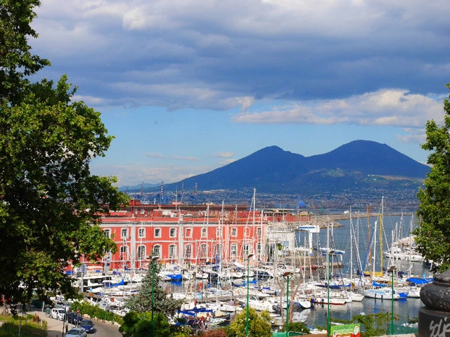 ヴェスヴィオ火山が見える絶景