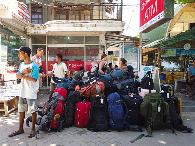 ギリ・トラワンガンから運ぶ荷物。バックパッカーだらけなのがわかる