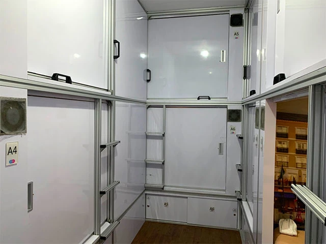 クローゼットみたいなカプセルホテル。私の部屋は右下