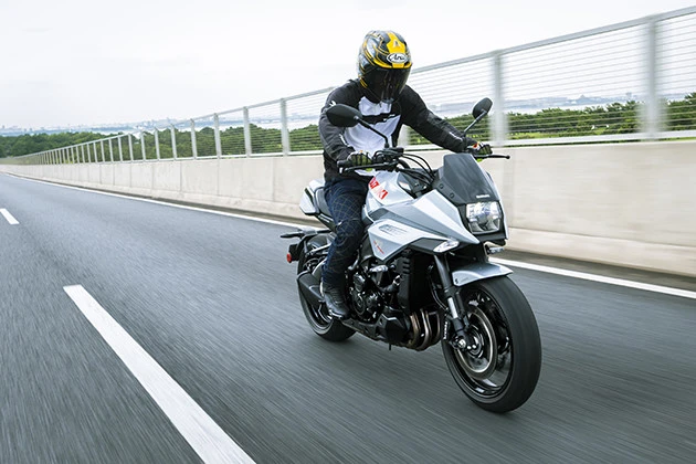 【第2位】スズキ KATANA 価格:154万円 スーパースポーツ譲りの強力エンジン搭載だけに、トルクが唐突に出ないようアクセルの開け始めを穏やかな味つけに