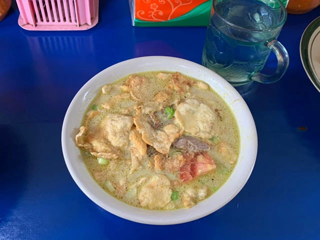 ソト・ブタウィ。芋や肉や野菜が入ったまろやかなココナッツミルクのスープ