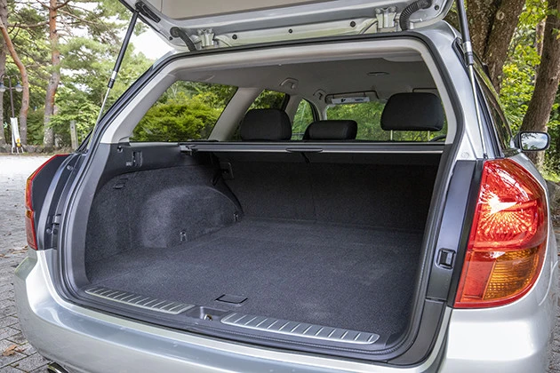 大型のスーツケースなら４個も収納できる積載性を確保している