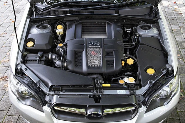 ツインスクロールターボを採用し、ターボラグの解消などに努めた