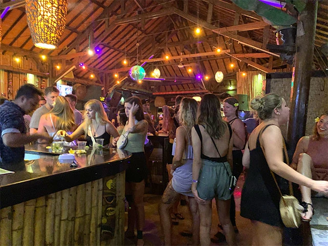 セクシーなギャルであふれる店内