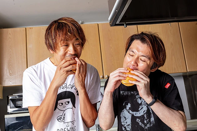 (5)食べる! バンズを押さえつけるようにして持ち、わさビーフを軽く砕いて形を整えながら食べよう。途中で練りわさびをビーフパティに塗って刺激をさらに増すのもアリだ