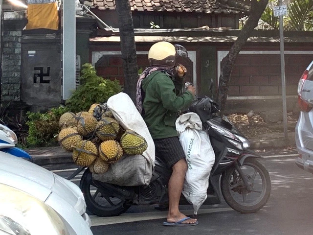 ドリアンを乗せて走る原付