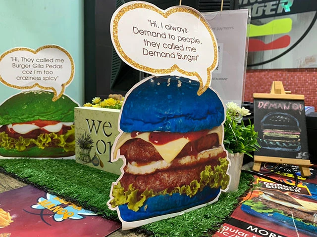 青いハンバーガー発見！　これはちょっといただけないかな（笑）