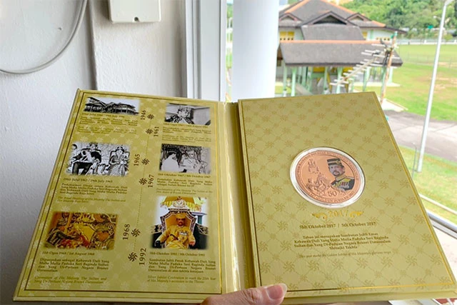 ドミトリーの窓から見えるスルタンの住んでいた建物とメモリアルブック