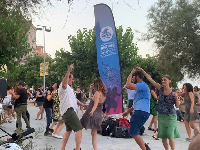 ビーチの一角では男女が手つないで踊っている