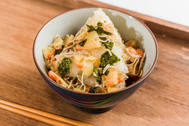 【Ｂ級フード研究家・野島慎一郎のバカレシピ】カリカリに揚げたおにぎりをどん兵衛のスープにドボン！「揚げおにぎりのどん兵衛茶漬け」