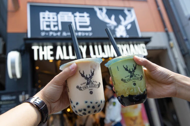 今、最も行列のできる人気店のひとつ、THEALLEY。灼熱の太陽の下、意識が遠のきながらも女子に交じって行列に並ぶ。30分後に手にした黒糖タピオカ抹茶ラテは、それはそれはおいしゅうございました