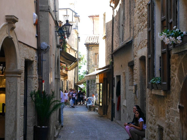 中世の街並みが残る石造りの城塞都市