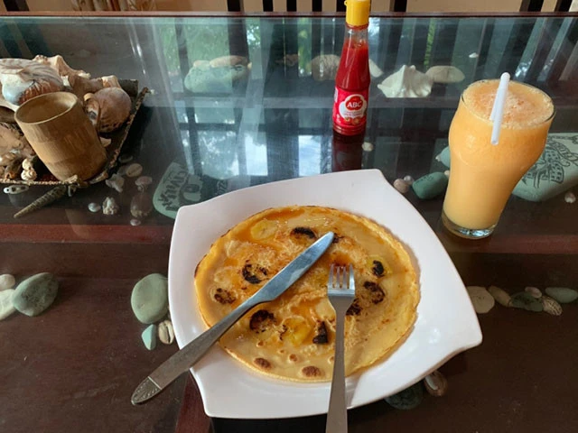 マルセリーノ宅のバナナパンケーキ。フレッシュジュース付きは豪華。うれしい!