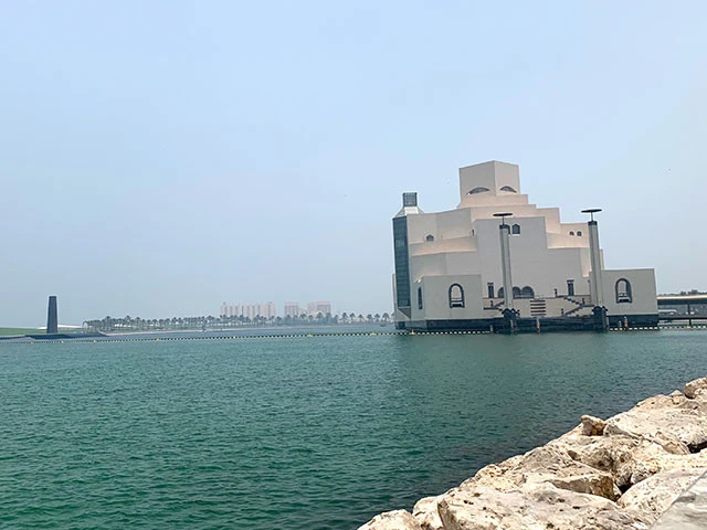 港から見えるイスラム美術館