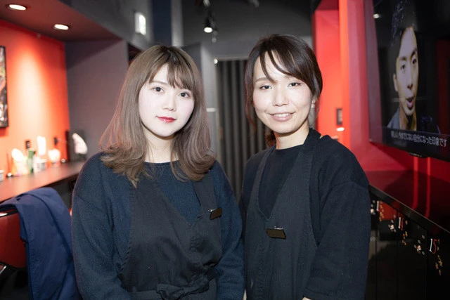 メイクを担当してくれた鈴木智加子さん（右）とマツエク担当の鎌田美樹さん