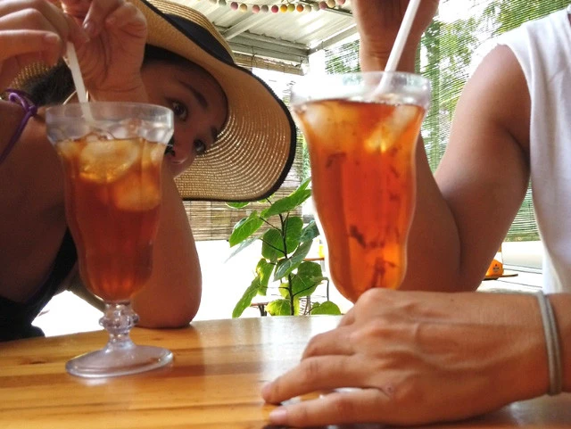 ワルン（ローカルの食堂）のアイスティーに浮いてるのは水アカ？