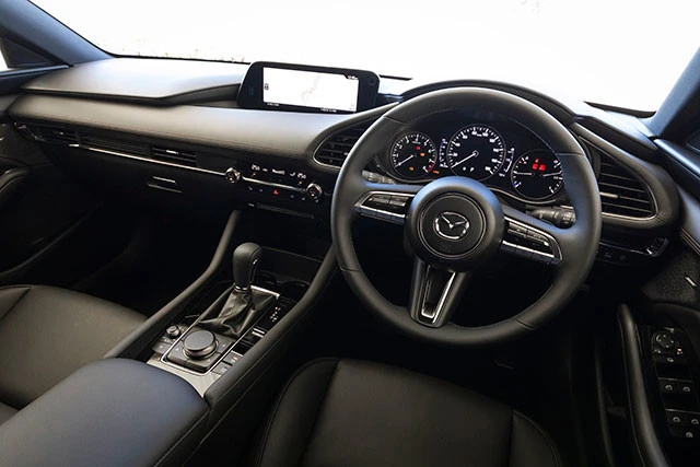 立体感のあるインテリア。テレスコピックは前後７０㎜でドラポジも楽に決まる