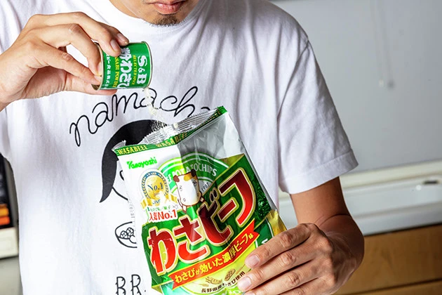 (1)入れる! わさビーフを開封し、粉わさびを袋の中に直接、大量に投入する。七味唐辛子などと違って少量ではあまり風味が出ないので、味を見ながらかなり多めに入れていいだろう