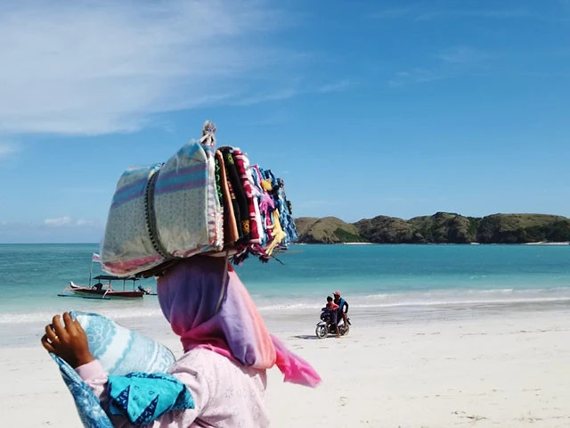 夜もガールズでバーへ。ここにもやっぱりピザがありました