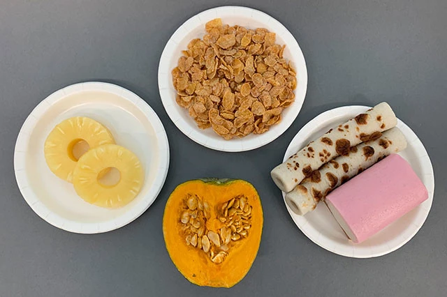 糖質を多く含む食品。パイナップルなどのフルーツの缶詰、シリアル、ちくわ・かまぼこなどの練り製品、カボチャ、ソラ豆、スポーツドリンクなど