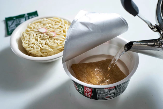 (2)注ぐ! どん兵衛きつねうどんのカップから麺を取り出し、油あげだけに熱湯を注ぐ。3分もすれば戻るのでカップから取り出そう。余った麺とスープは「かけうどん」として食べるべし