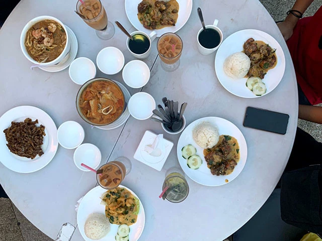 東南アジア料理が並ぶブルネイの食卓