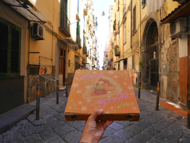 老舗ピッツェリアのピザをお持ち帰り