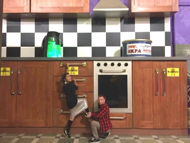 巨大キッチンによじのぼる