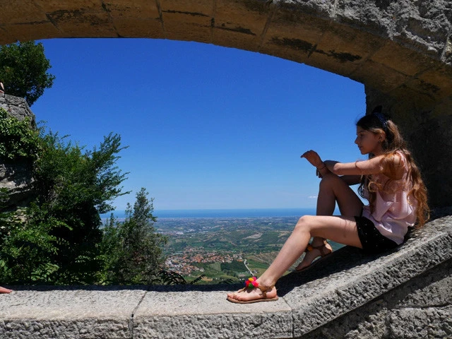 城塞でできた額縁に絵画のようにおさまる少女