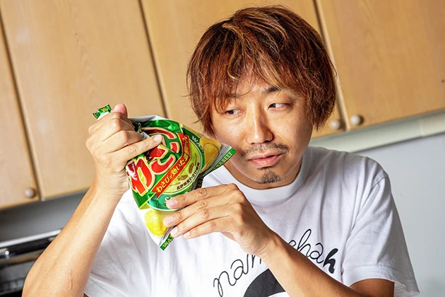 (2)振る! 袋の開封した部分を持って激しく振り、粉わさびを全体になじませよう。全力で振ればしっかり混ざるだけでなくストレス発散、運動不足解消の効果も。気分はバーテンダー!