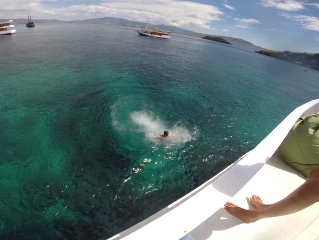 船の高いところからダイブ！海の透明度高ーい！