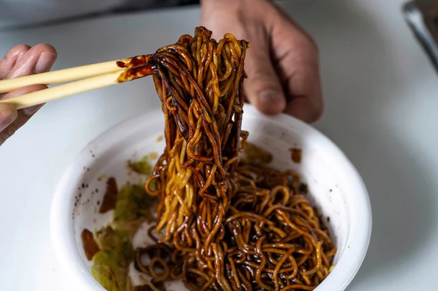 (4)混ぜる! 限界を超えて濃厚アップデートされたソースは混ぜるのもひと苦労。だが凝縮されたソースの香りと真っ黒に染まっていく麺は男心を刺激する。異次元のコクとうま味を堪能せよ!