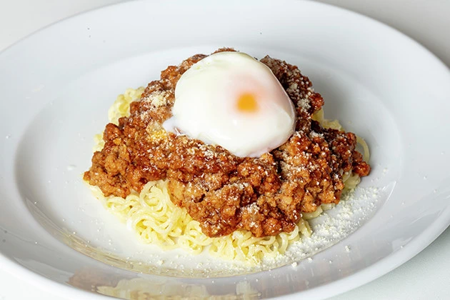 【B級フード研究家・野島慎一郎のバカレシピ】サッポロ一番とハンバーグがミートソースパスタに変身!「ひき肉濃厚MAX! サッポロ一番パスタ」