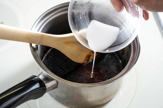 (2)片栗粉! ソースを煮詰めただけでも十分に濃厚化できるが、いったん火を止め、水溶き片栗粉も投入してとろみをアップ。ソースがよりいっそう麺に絡みつくようにカスタマイズだ!