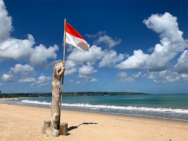 バリ島のジンバランビーチ。夜はサンセット見に来る観光客でいっぱいだけど、昼間に来たらプライベートビーチだった！