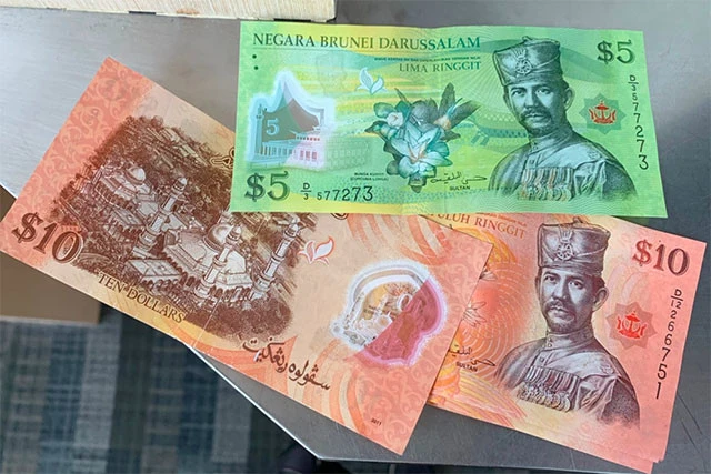 ブルネイドル紙幣にはスルタンの肖像が描かれている
