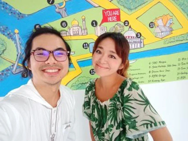 宿の壁に描かれたマップと宿主アッシュ