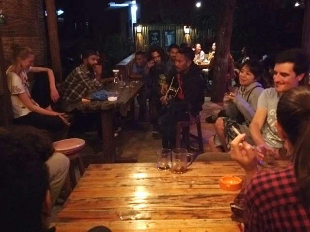 現地のミュージシャンに混ざっておしゃべり