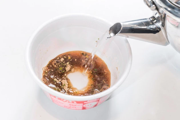 (3)つゆ! どん兵衛天ぷらそばのカップから麺と天ぷらを取り出し、粉末スープだけを入れ、熱湯を注いでつゆを作ろう。麺はジップロックに入れて保存しておき、ざるそばとして食べるべし