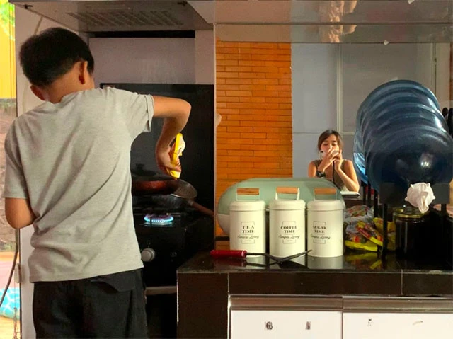 キッチンで自炊を始めるインドネシア少年