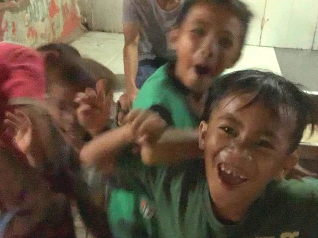 はしゃぎすぎてブレる子供たち