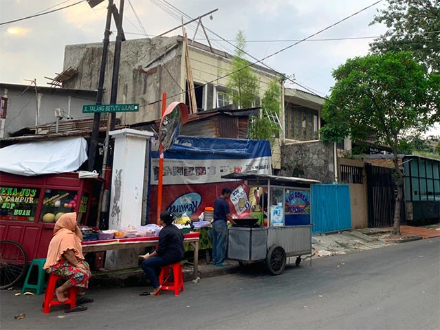 BNIシティ駅すぐの宿の周りのワルン(屋台)