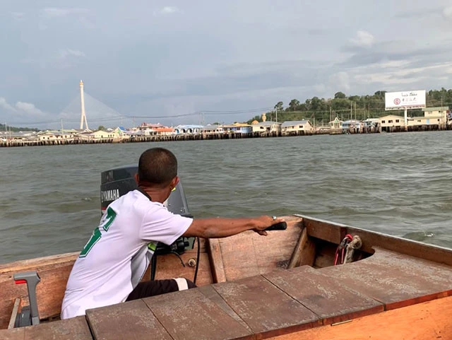 水上タクシーで対岸へ。料金は１ブルネイドル（約８０円）