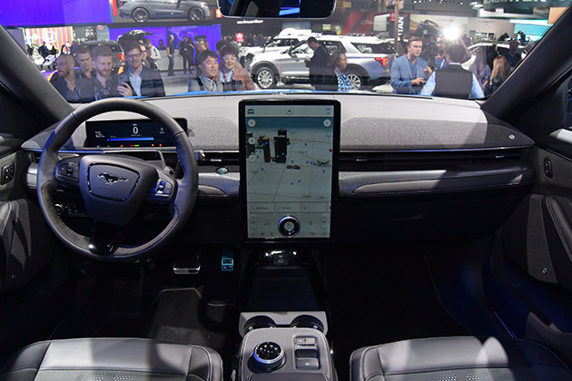 インパネ中央には１５.５インチの巨大なタッチディスプレイが備わっている