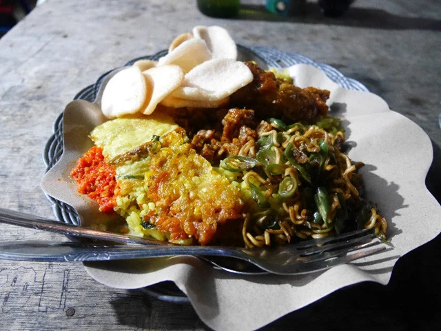 イエローライス。具がいっぱいすぎて、もはやゴハン見えないけど。結婚式や誕生日などの祝の席でよく食べられるそうだが、屋台でも見かける