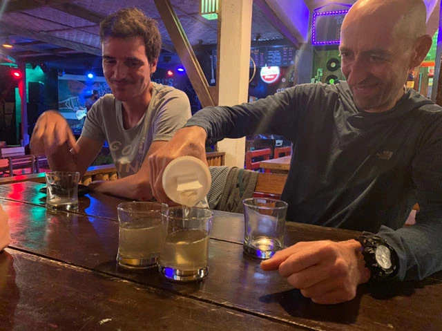 トキトキをうれしそうに注ぐマーク